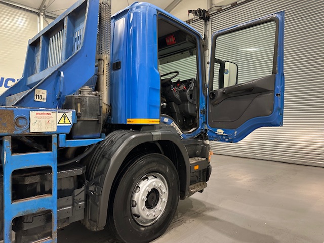 Scania P94 230 4×2 Day Cab Skip Loader