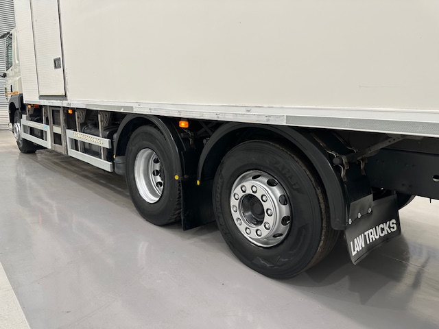 DAF CF 330 6×2 Sleeper Cab Fridge Box