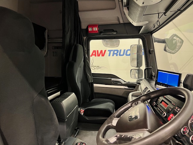 MAN TGM 18.250 4×2 Sleeper Cab Curtainsider