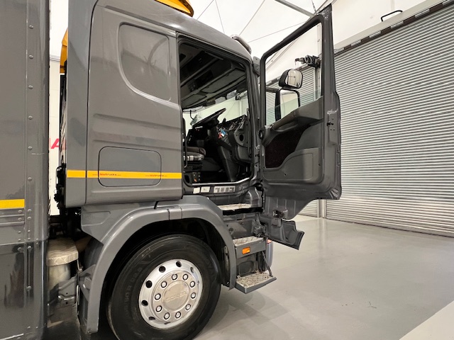 Scania R94 220 4×2 Sleeper Cab Box Van Manual
