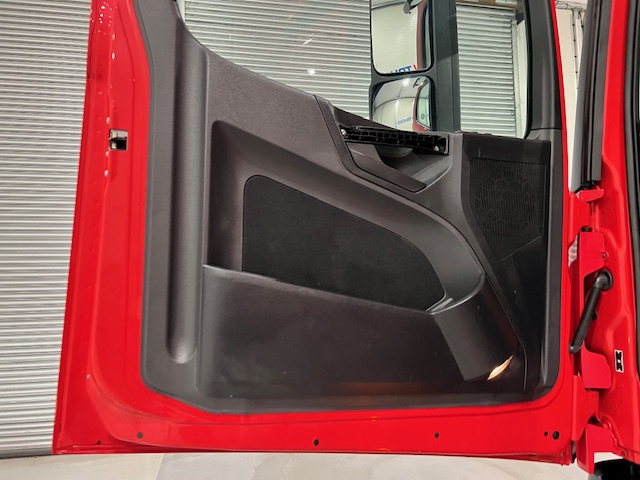 Mercedes Actros 2533 6×2 Sleeper Cab Curtainsider