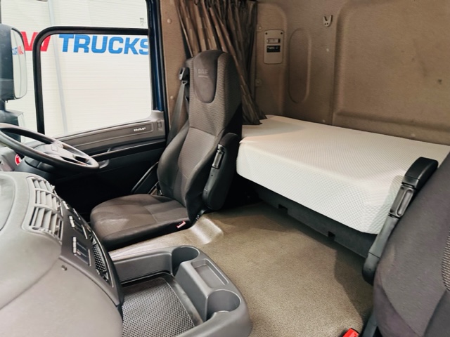 DAF CF 250 4×2 Sleeper Cab Curtainsider