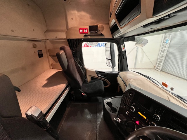 Mercedes Actros 1824 4×2 Sleeper Cab Curtainsider