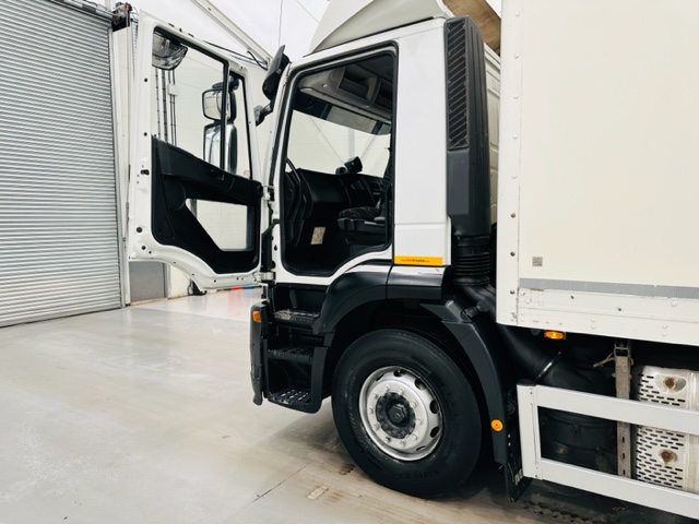 Iveco Stralis 310 Euro 6 6×2 Box Van