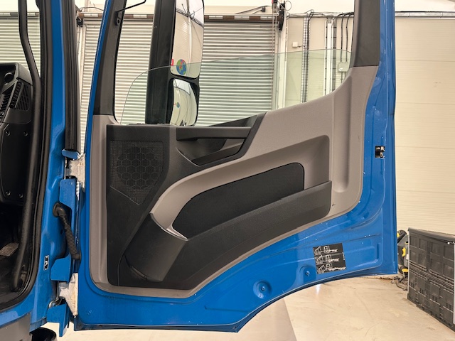 Mercedes Actros 1824 4×2 Day Cab Box Van