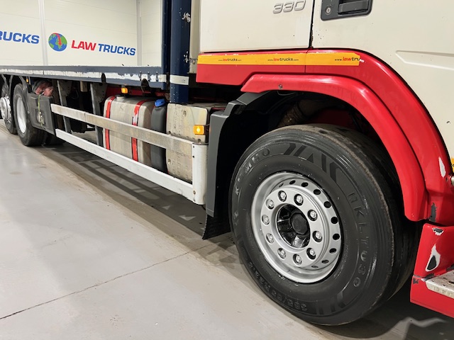 Volvo FM 330 6×2 Rear Lift Sleeper Cab Flatbed