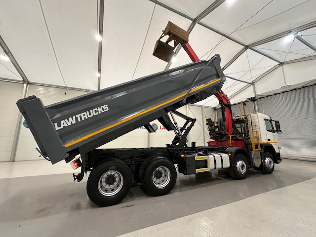 Volvo FM 370 8×4 Steel Tipper Grab