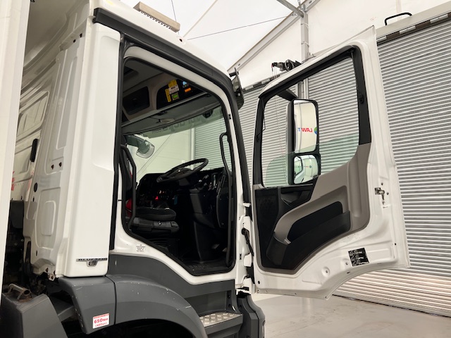 Mercedes Antos 1827 Day Cab Fridge Box
