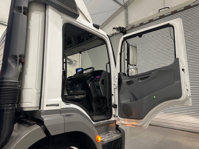 Mercedes 1824 4×2 Day Cab Curtainsider