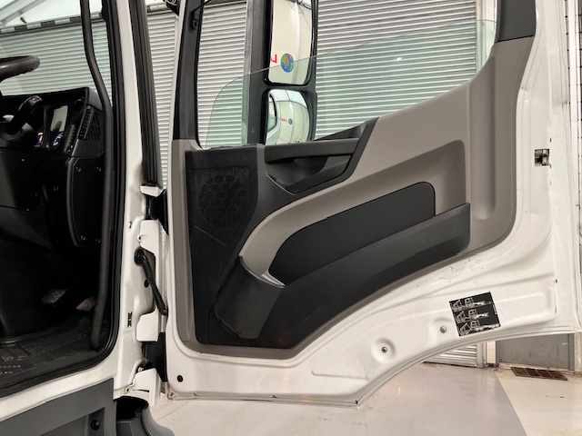 Mercedes Antos 1827 Day Cab Fridge Box