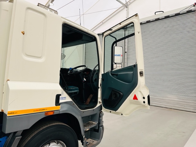 DAF CF65 220 Sleeper Cab Fridge Box
