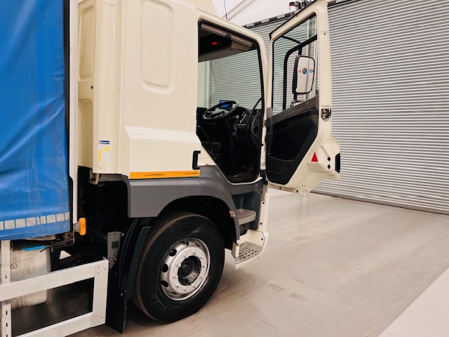 DAF CF 220 4×2 Sleeper Cab Curtainsider