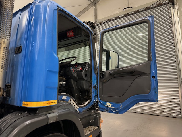 Scania P94 230 4×2 Day Cab Skip Loader