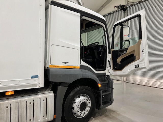 Mercedes Actros 1824 4×2 Sleeper Cab Box Van