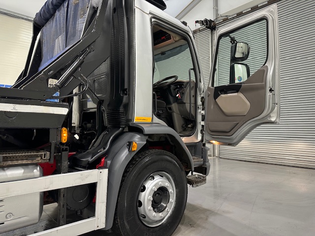 DAF LF 220 Day Cab Skip Loader