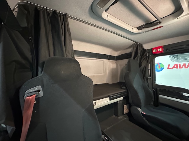 MAN TGM 18.250 4×2 Sleeper Cab Curtainsider