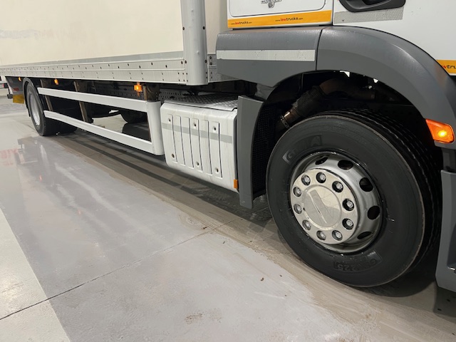 Mercedes Actros 1824 4×2 Sleeper Cab Box Van