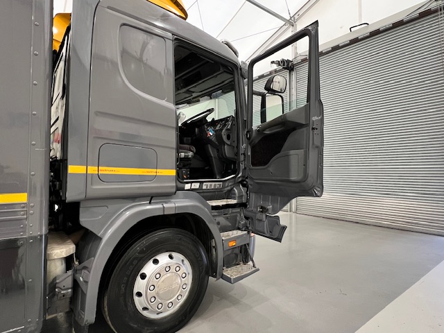 Scania R94 220 4×2 Sleeper Cab Box Van Manual