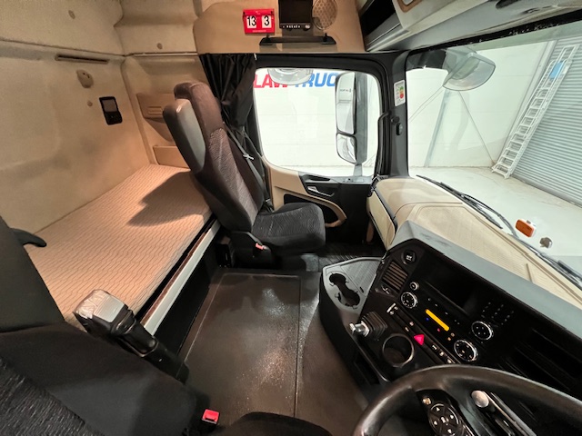 Mercedes Actros 1824 4×2 Sleeper Cab Curtainsider