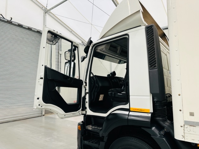 Iveco Stralis 310 Euro 6 6×2 Box Van