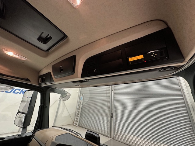 Mercedes Actros 1824 4×2 Sleeper Cab Box Van