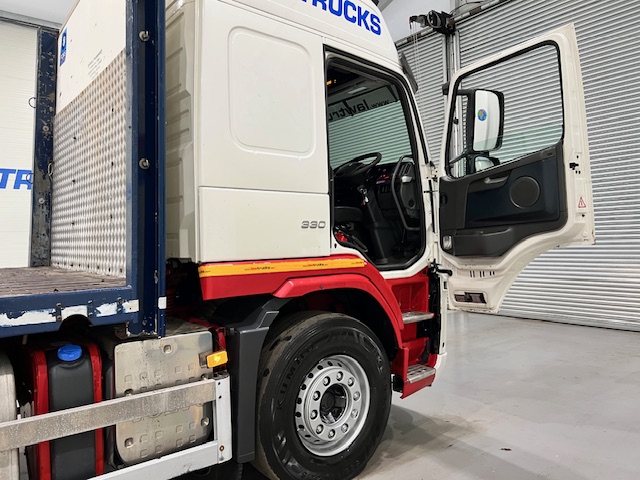 Volvo FM 330 6×2 Rear Lift Sleeper Cab Flatbed