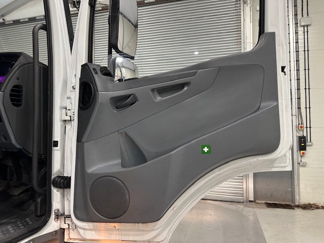 Mercedes 1824 4×2 Day Cab Curtainsider
