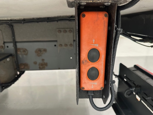 DAF CF 330 6×2 Sleeper Cab Fridge Box