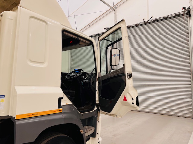 DAF CF 220 4×2 Sleeper Cab Curtainsider
