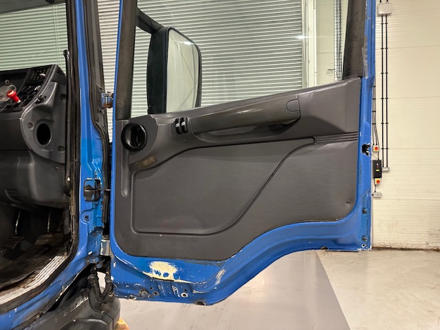 Scania P94 230 4×2 Day Cab Skip Loader