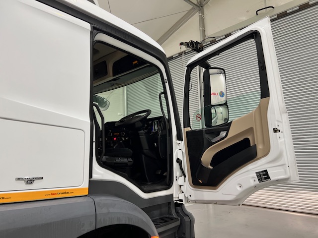 Mercedes Actros 1824 4×2 Sleeper Cab Box Van