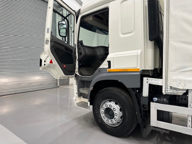 DAF CF 330 6×2 10 Tyre Sleeper Cab Curtainsider