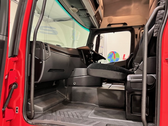 Mercedes Actros 2533 6×2 Sleeper Cab Curtainsider