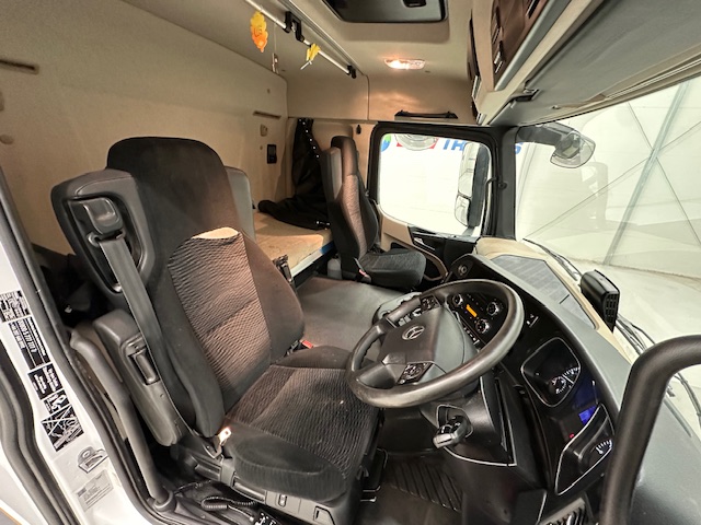 Mercedes Actros 1824 4×2 Sleeper Cab Box Van