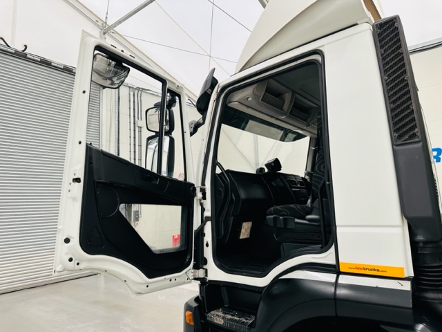 Iveco Stralis 310 Euro 6 6×2 Box Van