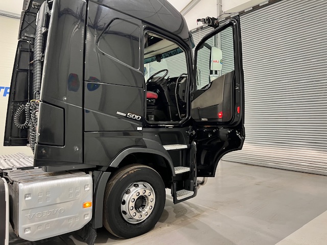 Volvo FH 500 6×2 Midlift Tractor Unit Safari Edition