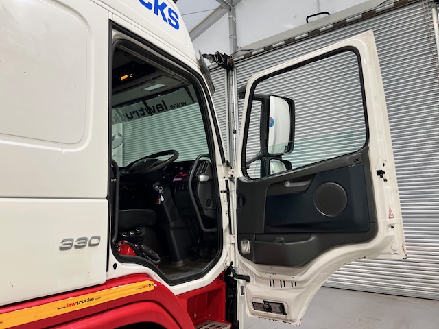 Volvo FM 330 6×2 Rear Lift Sleeper Cab Flatbed