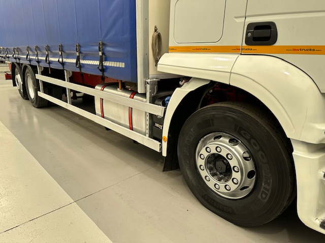 Iveco Stralis 360 6×2 Rear Steer Curtainsider