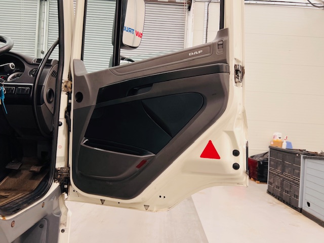 DAF CF 220 4×2 Sleeper Cab Curtainsider
