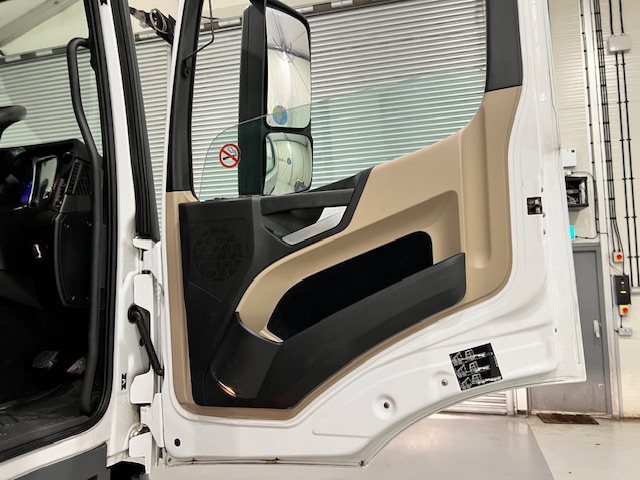 Mercedes Actros 1824 4×2 Sleeper Cab Box Van