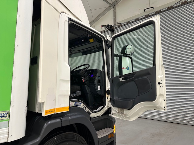 Scania P280 6×2 Rear Lift Day Cab Fridge Box