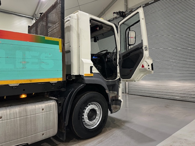 DAF CF 370 6×2 Rear Lift Dropside Brick Grab Manual