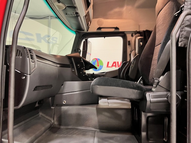 Mercedes Actros 2533 6×2 Sleeper Cab Curtainsider