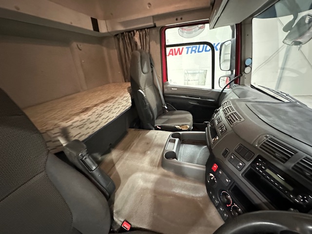 DAF CF 290 6×2 Rear Lift Sleeper Cab Curtainsider