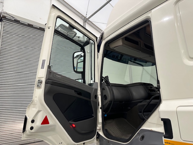 DAF CF 330 6×2 10 Tyre Sleeper Cab Curtainsider