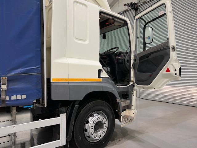 DAF CF 250 4×2 Sleeper Cab Curtainsider