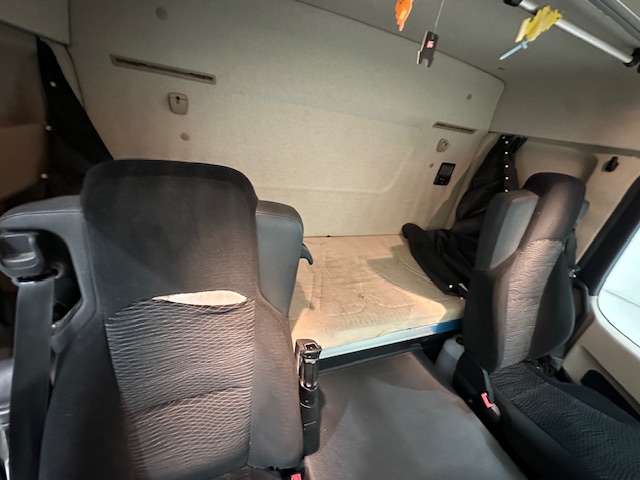 Mercedes Actros 1824 4×2 Sleeper Cab Box Van