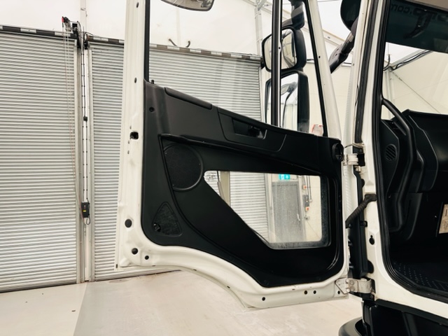 Iveco Stralis 310 Euro 6 6×2 Box Van