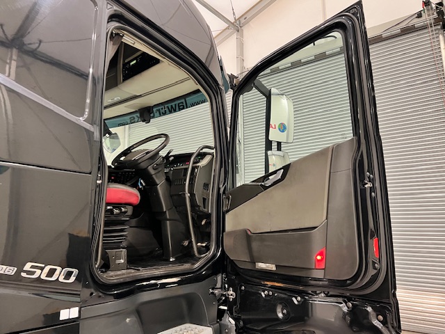 Volvo FH 500 6×2 Midlift Tractor Unit Safari Edition
