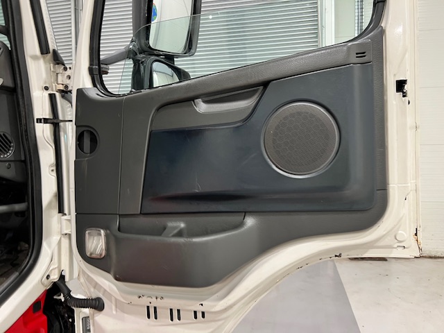Volvo FM 330 6×2 Rear Lift Sleeper Cab Flatbed